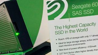 Neue Rekord-SSD: Auf dem Flash Memory Summit im kalifornischen Santa Clara präsentierte Festplattenhersteller Seagate die welt erste 3,5-Zoll-SSD mit 60 TByte Speicherplatz. (Bild: Seagate / Twitter)