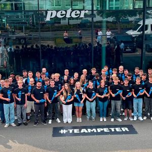 Die Autohaus-Peter-Gruppe begrüßte an ihrer Firmenzentrale in Nordhausen 55 neue Auszubildende. Peter zählt mit 33 Standorten in vier Bundesländern und mehr als 1.000 Mitarbeitenden zu den größten automobilen Handels- und Serviceunternehmen Mitteldeutschlands. 12 junge Menschen starten ihre Ausbildung im kaufmännischen und 43 im technischen Bereich. Sie werden künftig an den verschiedenen Standorten eingesetzt und lernen die gesamte Markenvielfalt der Unternehmensgruppe kennen – von Mercedes-Benz über die Stellantis-Marken bis hin zu weiteren Marken wie Škoda, Suzuki, Mitsubishi, Subaru und Isuzu.(Bild:  Autohaus Peter)