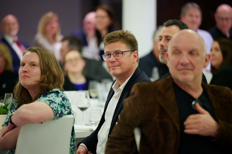 Impressionen vom ELEKTRONIKPRAXIS Frühlingsfest 2023 im Ketterer Kunst mit der Verabschiedung von Johann Wiesböck.  (Bild: © EYE AM CHRIS)