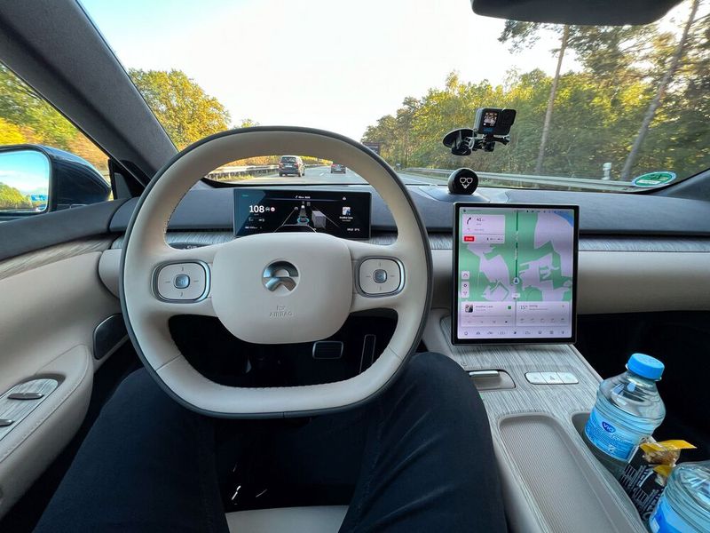 Zum digitalen Komfort trägt auch Nomi, die Sprachassistentin bei. Diese Funktion gibt es inzwischen in vielen Autos, doch Nio gibt Nomi (Know me) ein Gesicht. Auf dem Armaturenbrett sitzt eine bewegliche Kugel mit einem Display. Darauf sieht man Nomis Augen und manchmal greift sie zur Gitarre oder setzt einen Hut auf. Die Visualisierung der Assistentin weckt Sympathien. Per Sprachbefehl sucht man ein Ziel, aktiviert die Sitzheizung oder lässt ein Selfie im Auto schießen.  (Bild: Dirk Kunde/ Vogel Communications Group)