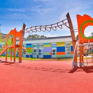 Verwertet man eine Tonne Altreifen, können etwa 700 Kilogramm CO2-Emissionen eingespart werden. Aus den recycelten Reifen lässt sich unter anderem Gummigranulat herstellen, das als Bodenbelag zum Einsatz kommen kann. (Bild:  Regupol)