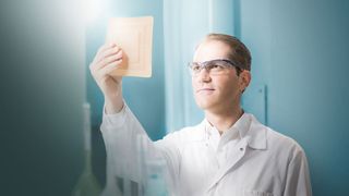 Sascha Plug, Covestro-Experte für Wundbehandlung, prüft eine moderne Wundauflage. Schäume, Klebstoffe und Folien auf Basis der Baymedix-Polyurethan-Technologie ermöglichen ein optimiertes Feuchtigkeitsmanagement in Wundauflagen. (Bild: Covestro)