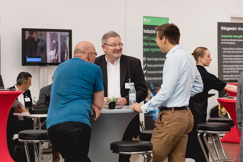 VR-Spezialisten unter sich: Prof. Ulrich Trägner (Institut für Anlagentechnik und Anlagensicherheit an der Hochschule Mannheim) und Wolfgang Welscher (X-Visual)  (Bild: Stefan Bausewein)