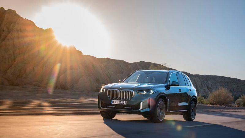 Entertainment in Form von Video-Streaming und In-Car-Gaming auf dem Control Display ist ab Herbst 2024 auch im BMW X5 xDrive50e möglich. (Bild: UWE FISCHER)