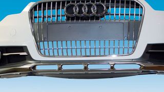 Beim GFK-Stoßfänger erfolgt an definierten Verbindungspunkten die Integration von Befestigungselementen z.B. für das Kühlerschutzgitter oder die Sensoren. (Bild: Kegelmann Technik)