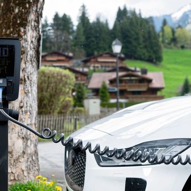 Immer mehr Menschen reisen im Sommer mit dem Elektroauto durch Europa. Eine gute Ladeinfrastruktur und eine durchdachte Routenplanung sorgen für entspannte Roadtrips über lange Distanzen. (Bild: frei lizenziert)