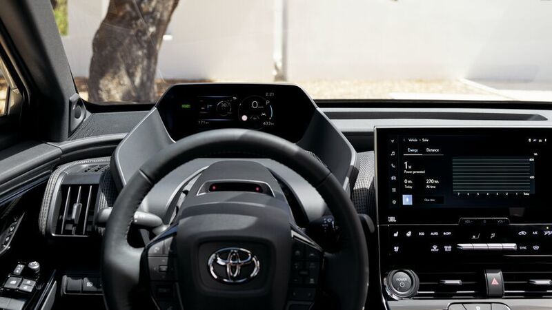 Die wichtigsten Fahrinformationen stellt ein Display oberhalb des Lenkrads bereit. (Toyota)
