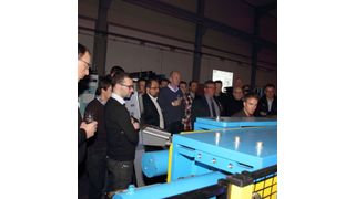 Bei der Besichtigung in der Maschinenhalle des UTS in Siegen-Weidenau konnten neben dem Maschinenpark zahlreiche Versuche live begutachtet werden. (Bild: Uni Siegen)