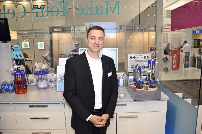 Im gläsernen Shworoom stand u.a. Daniel Beyer für Fragen über die Bioreaktoren von Eppendorf zur Verfügung. (LABORPRAXIS)
