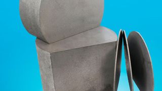 Schmelzblock, Wafer und Halbleiter: Diese Bauelemente aus Halb-Heusler-Material sollen bald in Großmengen produziert werden können. (Isabellenhütte Heusler )