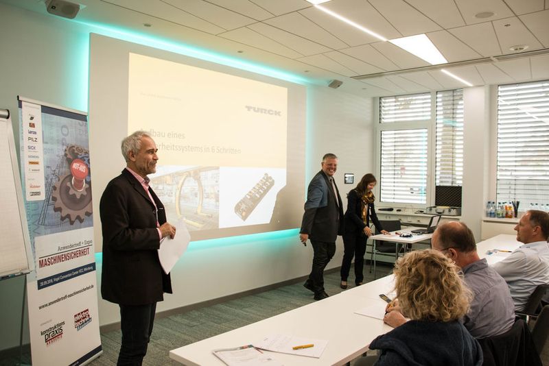 Michael Flesch von der Hans Turck GmbH analysierte in seinem Impulsvortrag den Aufbau eines Sicherheitssystems in sechs Schritten. (K.Juschkat/konstruktionspraxis)