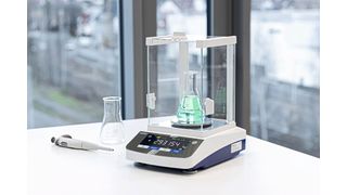 Wägeprozesse leicht gemacht: Die neuen Präzisionswaagen der Serien Kern PDS/PDT verfügen über ein Semi-Touch-Display sowie Schnittstellen zur digitalen Anbindung an Labor- und ERP-Systeme. (Bild: Kern & Sohn)