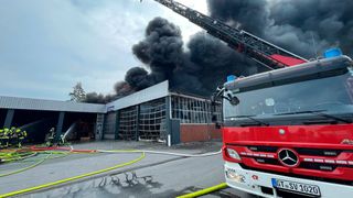 Bei Mercedes Brokamp in Harsewinkel brach ein Feuer aus.  (Bild: picture alliance/dpa/Westfalennews | Christian Müller)