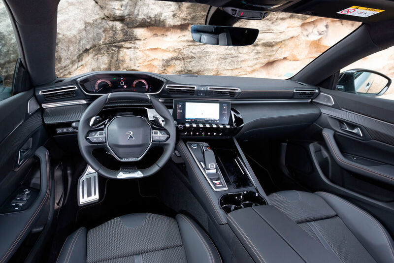Wie schon in der Limousine findet sich auch im Cockpit ein 10-Zoll-Motnitor, der ein Tom-Tom-Navi. (Peugeot)