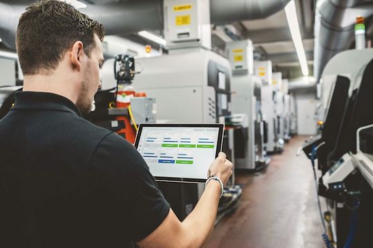 Durch das intelligente Prozessdaten-Management erhält die Unternehmensführung einen Überblick über die Leistungen und Schwachpunkte aller Bereiche im Shopfloor. Durch das intelligente Prozessdaten-Management erhält die Unternehmensführung einen Überblick über die Leistungen und Schwachpunkte aller Bereiche im Shopfloor.