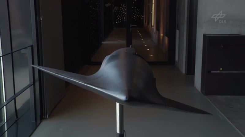 Spaceliner: Ein wichtiges Thema ist die Kühlung des Raumfahrzeugs während des Flugs. Der SpaceLiner fliegt nach der Antriebsphase im Gleitflug und ist somit der Reibung in der Erdatmosphäre ausgesetzt. Es entstehen Temperaturen von über 1800 Grad Celsius. Die Lösung: An der Nase sowie an den Flügelvorderkanten des Flugkörpers wird aktiv gekühlt. Durch poröse keramische Bauteile soll Wasser austreten, das beim Verdampfen für Abkühlung sorgt. (Bild: DLR)