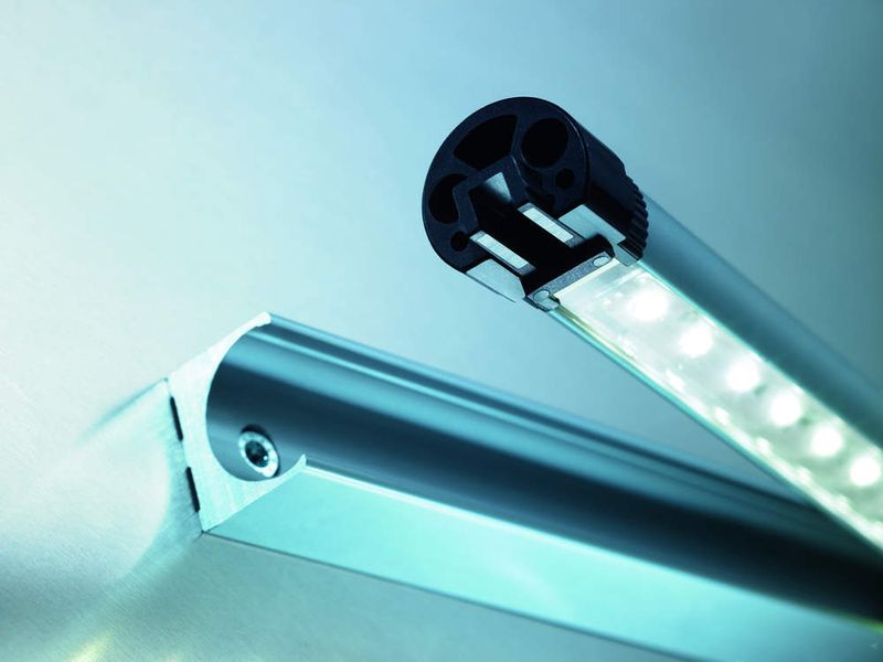 Der richtige Dreh!  Die Lichtrichtung kann im Winkel von +/– 45° in verändert werden. Bilder: Waldmann (Archiv: Vogel Business Media)