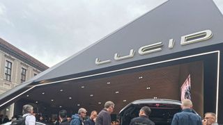 Lucid präsentierte sich auf der IAA 2025 in Sichtweite zu Mercedes als Premiummarke. Das E-Auto-Fabrikat will nun mit Hilfe des Handels wahrnehmbar werden. (Bild: Grimm – VCG)