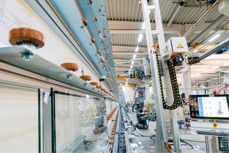 Aktuell wird in Neuhausen-Hamberg die größte Isolierglas-Produktionslinie der Welt gebaut. Sie hat eine Rekordlänge von 160 Metern und ist für Isoliergläser von bis zu 18 mal 3 Metern konzipiert. (Lapp)