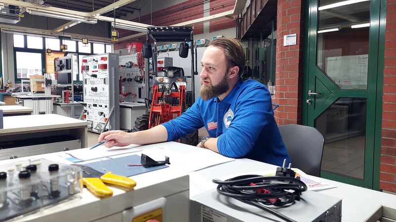 Der Zweitplatzierte Christoph Sprank aus Nordrhein-Westfalen stellt die Vorteile von Flottenlösungen für Autohäuser vor. (Bild: Weinschenk - VCG)