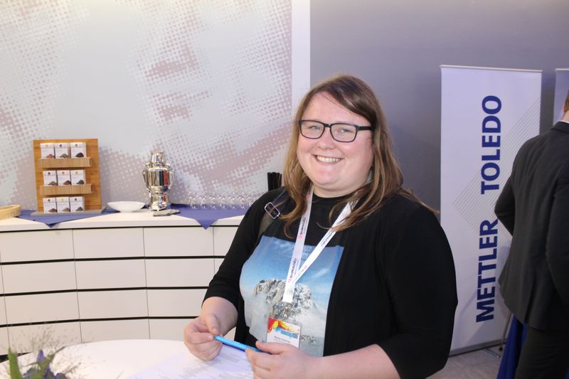 Maria Ansorge ist von Vetter Pharma-Fertigung aus Ravensburg angereist. Ihr Vorgesetzter hatte einen Platz für den Praxistag über Laborpraxis.de gewonnen. „Mir gefällt die breite Themenvielfalt der Vorträge. Und wenn man Detailfragen hat, kann man in den Pausen leicht mit den Referenten ins Gespräch kommen.“ Das komprimierte Wissen dieses Tages wird sie in Ravensburg ihrem Chef präsentieren. (Bild: LABORPRAXIS)