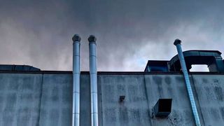 Damit die Luft über deutschen Industriekaminen in Zukunft klarer werden soll, hat der Bundestag am 9. Juli das EU-Gesetz zu strengeren Schadstoffausstoß-Regeln gebilligt. (Bild: W. Finnigan)