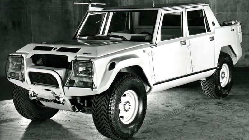 Der LMA von 1981 zitiert das unsprüngliche Konzept neu: Statt auf einen Heckmotor setzt es auf einen klassischen Frontmotor, ebenfalls mit Allradantrieb. (Bild: Lamborghini)