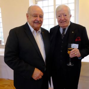 Glückwünsche erhielt Karpinsiki auch von seinem Amtsvorgänger Robert Rademacher (r.), Ehrenpräsident des Kfz-Gewerbes.(Bild:  Zietz – VCG)
