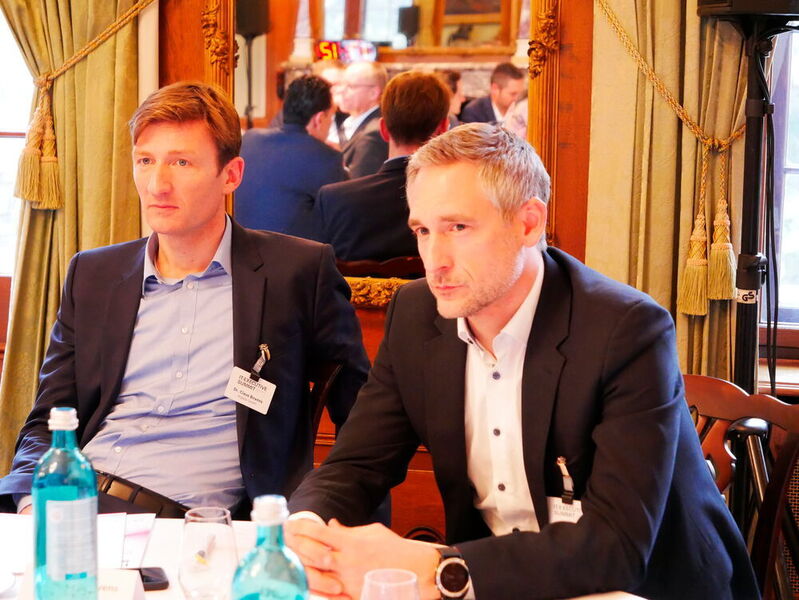 Dr. Claus Boyens (l., dogado) und Louis Dreher (Fujitsu) (Vogel IT-Akademie)