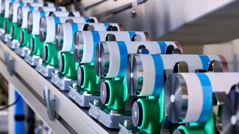 BMW hat die Testproduktion eigener Batteriezellen gestartet.(Bild:  Tom Kirkpatrick/BMW)