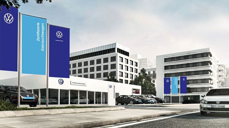 Vor einem Jahr hatte Volkswagen sein neues Gebrauchtwagenprogramm „Zertifizierte Gebrauchtwagen“ angekündigt. Bis zum Frühjahr 2024 will es der Hersteller im Handel im Wesentlichen eingeführt haben. In vier Pilotbetrieben ist die CI schon umgesetzt. Im Bild: ein Rendering der CI von Volkswagen.