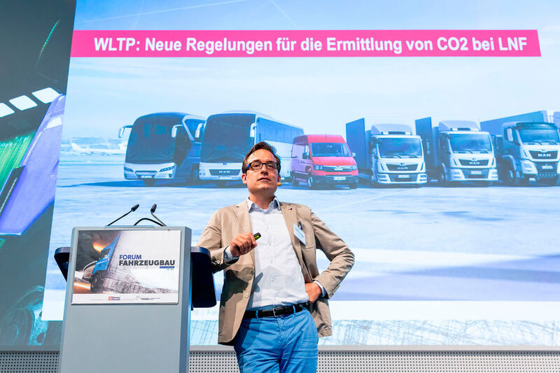 Jost Hüttenhain, MAN Truck & Bus AG, führte die Teilnehmer in das Thema WLTP und RDE ein. (Stefan Bausewein)