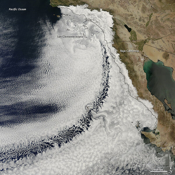 Dekorativ: Wolkenwirbel vor der Küste von Kalifornien (NASA EO)