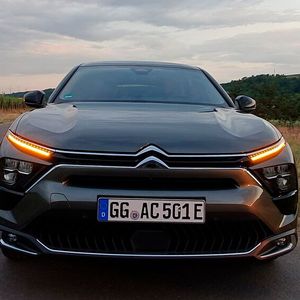 1. Das Design: Die unterteilten Leuchteneinheiten an der Front sind typisch für die aktuelle Citroën-Designsprache. Die technoide Eleganz, die noch die Vorgänger C6 und XM zierte, ist einem wuchtigen Überwältigungsdesign gewichen, ohne das ein Auto heute aber auch optisch untergehen würde. (Bild:  Mauritz – VCG)