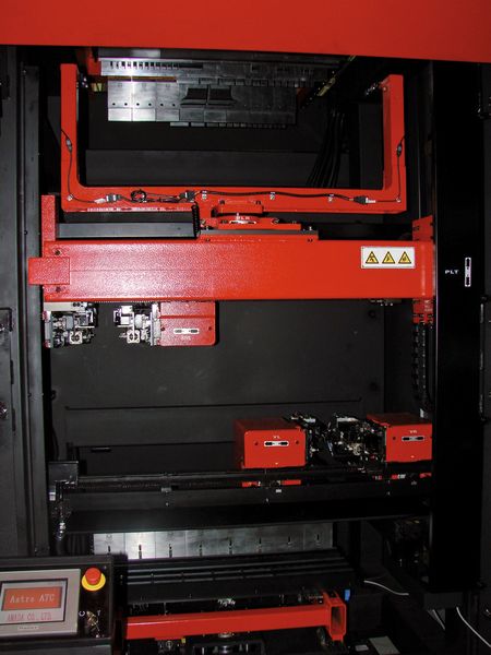 Le magasin ATC dispose de 15 racks de poinçons et de matrices. (Image: Jean Guilhem)
