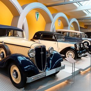 Das Firmenzeichen mit den ineinander verschlungenen Ringen symbolisierte den Zusammenschluss der vier Marken Audi, DKW, Horch und Wanderer, die jedoch eigenständig blieben. Allein die zwischen 1934 und 1939 bei Horch in Zwickau entwickelten Grand-Prix-Rennwagen trugen den Namen „Auto Union“. Ein Pkw-Modell dieser Marke gab es erst ab 1958 wieder (Auto Union 1000).(Bild:  Dominsky – VCG)