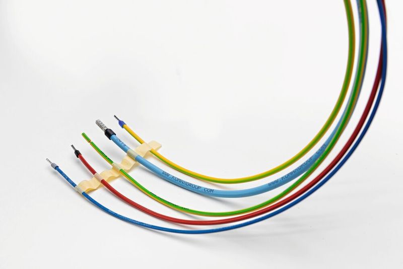 Integrierte Kennzeichnungstechnologie: Die beiden Leibinger Iqjet sind platzsparend und einfach zugänglich über eine praktische Schublade direkt in das Gehäuse der Zeta 620 G2 integriert (Bild: Komax AG)