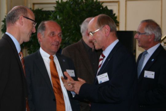 Zwischen und nach den Vorträgen bestand genügend Raum für Gespräche. Davon machten sowohl die BFC-Führung ... (Archiv: Vogel Business Media)