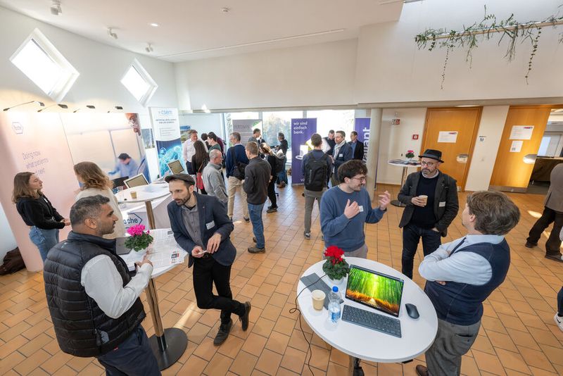In der Kaffeepause bot sich für die Teilnehmenden die Gelegenheit, um an den Ständen ins Gespräch zu kommen.  (Bild: ZHAW, Tevy )