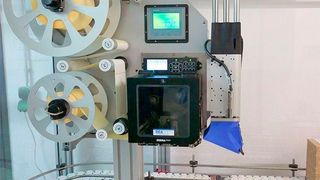 Kennzeichnungssysteme (Symbolbild) für Produkte aller Art sind das Metier von REA Elektronik. Immer wieder fahren die Experten zu Anwendern, um sich live anzuschauen, wie ihre Systeme die Arbeit erleichtern. Jetzt hat man sich überzeugt, was dabei mit Tuben und Dosen so passiert. (Bild: REA Elektronik)