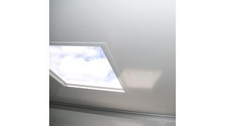 Die Deckschichten des LKW-Dachmoduls sind aus dem GFK-Werkstoff LAMILUX High Strength X-treme. (Bild: Lamilux)