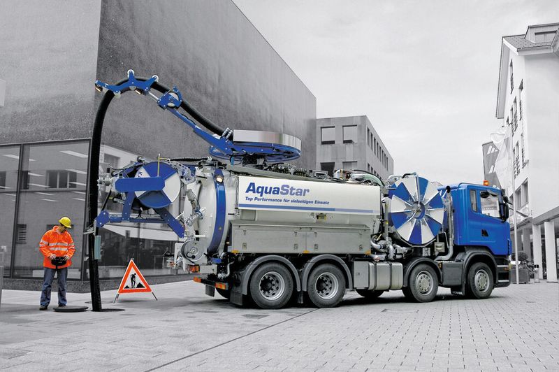 Die Wasserhochdruckpumpen der Reinigungsfahrzeuge sorgen für freie Kanäle. (Bild: Kaiser)