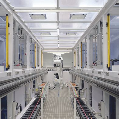 Die Zuführachse bringt die Panels von der Übergabestation zum jeweiligen Modul in der Anlage. Verbaut ist hier die selbsttragende und wartungsfreie Linearführung Speedy Rail SAR180C. (Bild: Schmid)