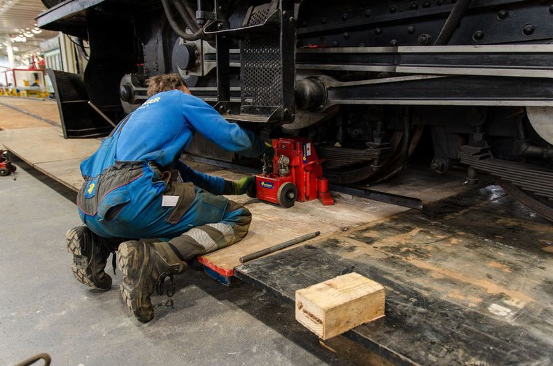 Mise en place des vérins hydrauliques sur le Crocodile RhB. (Image : Musée Suisse des transports)