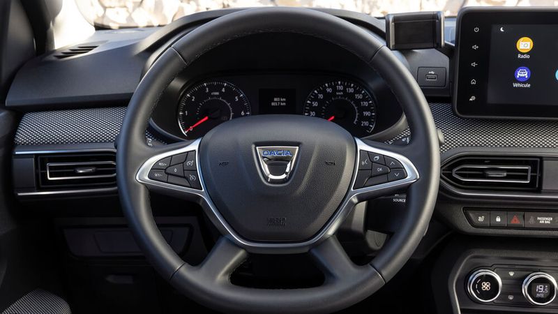 Das Cockpit wirkt aufgeräumt, bedienfreundlich und gut verarbeitet. (Bild: Dacia)