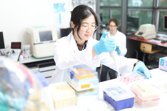 Mit der Suche nach asthmaauslösenden Genvarianten unterstützen die Empa-Forscherin Xiaoyue Deng und Projektleiterin Marija Buljan die Entwicklung einer neuen Methode, um Asthma bereits bei Kleinkindern zu diagnostizieren. (Bild:  Empa)