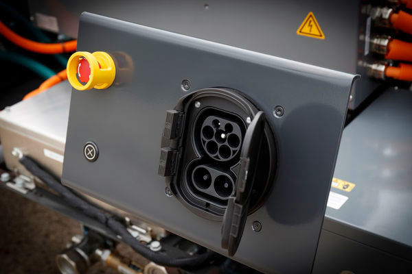 Zum Laden kommt der europaweit standardisierte Stecker „Combined Charging System“ (CCS) Typ 2 zum Einsatz. (Daimler)