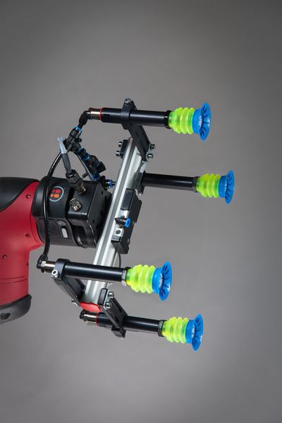 Das Vacuum Large Gripper Kit eigne sich für Anwendungen, bei denen große und/oder mehrere Teile gleichzeitig aufgenommen werden müssen. Das Kit umfasst Montagemöglichkeiten für bis zu vier GU-Gewinde-Vakuum-Sauggreifer (vier Winkelschellen, vier Verlängerungsrohre, vier Steckfittings, vier Bag-Lip-Vakuum-Sauggreifer, vier Dual-Durometer) Vakuumerzeuger mit Schalldämpfer und analogem Vakuumsensor für intelligentes Verhalten. (Rethink Robotics)