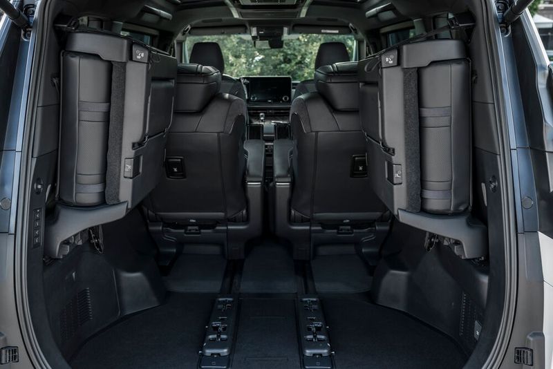 Alternativ lässt sich die Rückbank in zwei Teilen seitlich wegklappen. (Bild: Lexus)