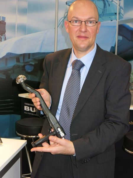 Dr. Nicolas Bernet, General Manager der Business Unit Medical bei Composites Busch, erklärt: „Der Hauptkörper besteht aus Kohlefaserverbundwerkstoffen. Das Instrument ist 40 Prozent leichter als das Vorgängermodell und besteht nur aus der Hälfte der Komponenten.“ (Bild: Schäfer)